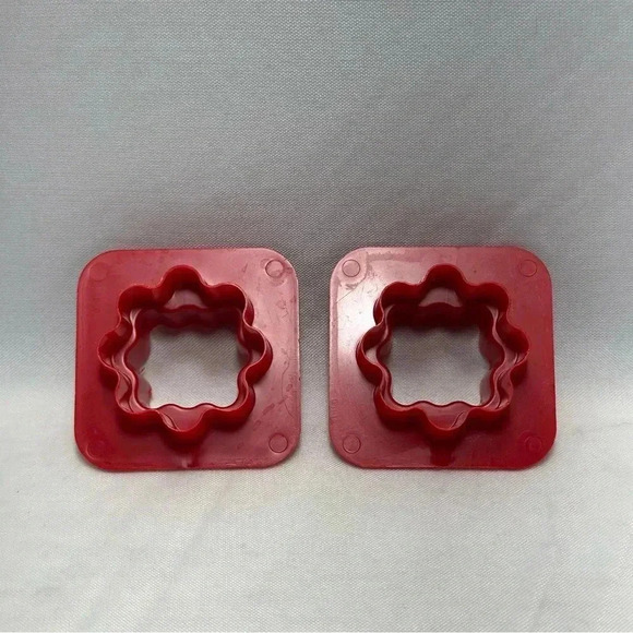 Tupperware Canape Cutter Red Plastic Set of 2 Cookie Garnish Appetizers - Picture 2 of 5